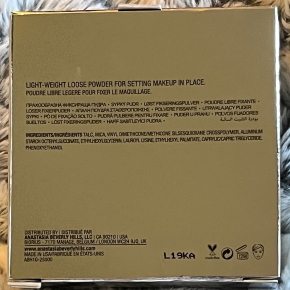 Translucent Loose Setting Powder - Picture 3 of 4